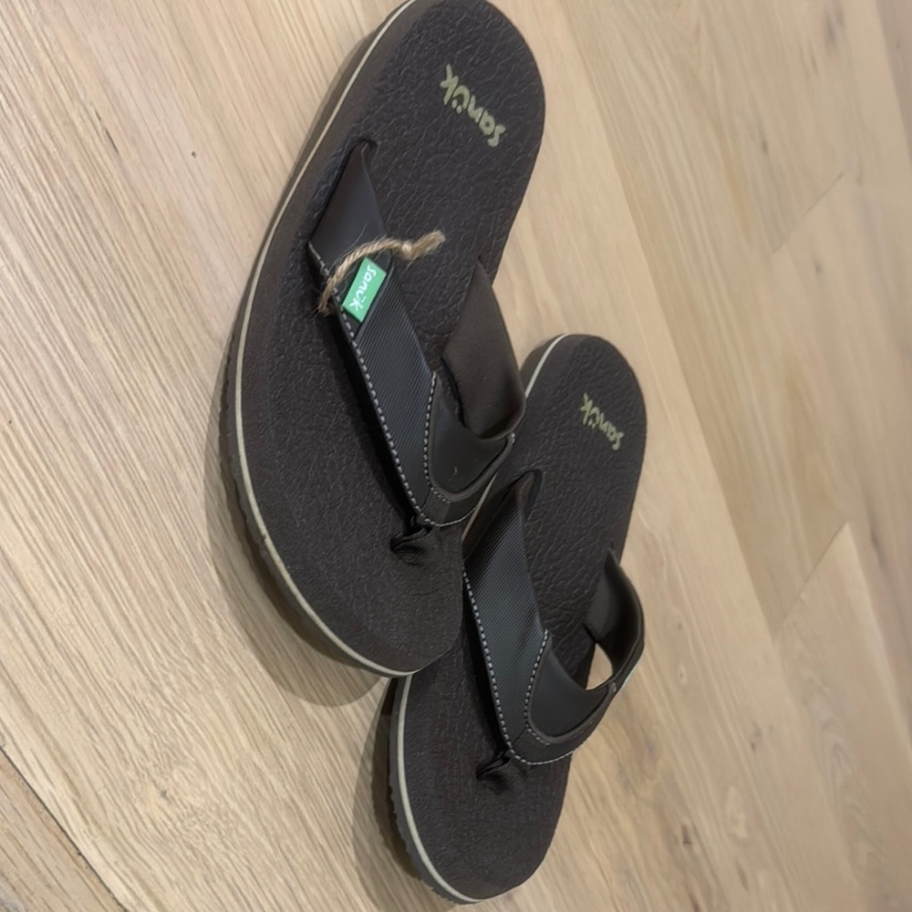 Sanuk Black and White Flip Flops